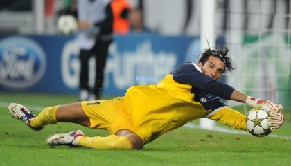 西足协公布争议判罚录音，揭示巴萨进球无效背后，VAR如何裁定奥尔莫犯规在先