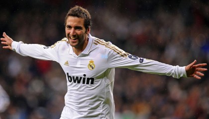 13岁天才少女以画笔征服安菲尔德，利物浦赠贵宾席邀其共绘梦想